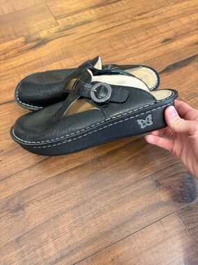 ALEGRIA BLACK EMBOSSED LEATHER SLIP ON MULES CLOGS ALG-531 SZ 41 US 10.5-11